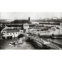 0238_84_141 Ein Schlepper hat gerade die Niederbaumbrücke unterfahren. | Binnenhafen - historisches Hafenbecken in der Hamburger Altstadt.